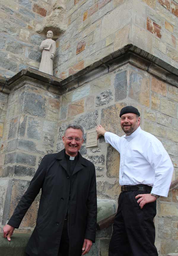 Freuen sich über den „Neuzugang“ am Hohen Dom (v.l.): Dompropst Monsignore Joachim Göbel und Bildhauer Michael Diwo vor der Statue von Abbé Franz Stock.