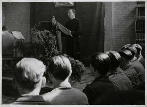 Franz Stock bei einer Ansprache im Lager