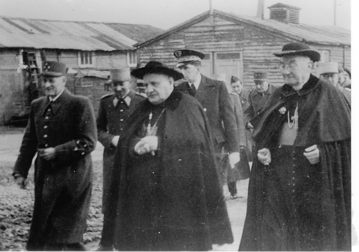 Der Apostolische Nuntius Roncalli und spätere Papst Johannes XXIII. bei einem seiner Besuche im Lager