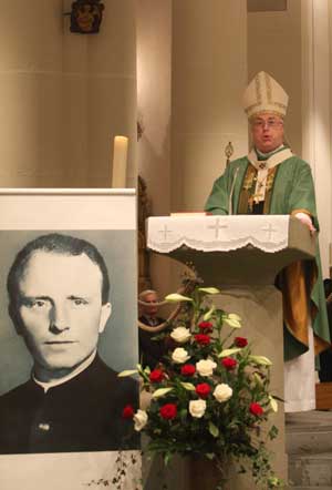 Archbishop Hans-Josef Becker opens the proceedings of beatification of Franz Stock with a High Mass and takes the oath of the members of the Canonical Court of Inquiry.