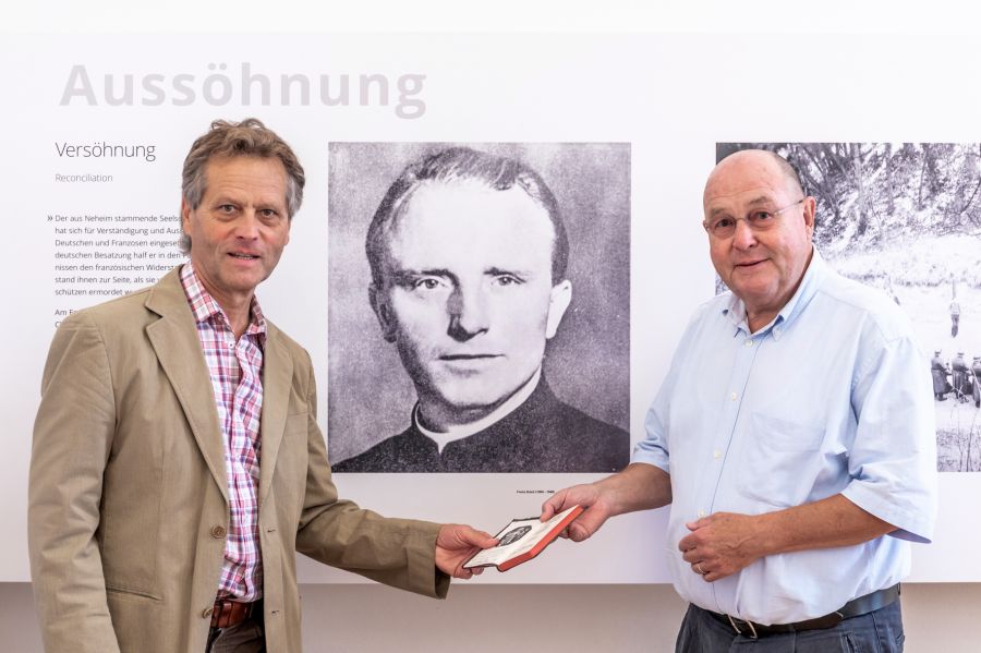 Übergabe an Dr. Jürgen Schulte-Hobein (l.) durch Thomas Bertram 