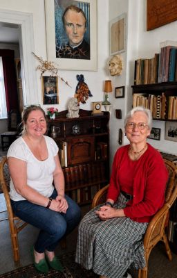 Besucher im Elternhaus Stock: Mme. Falconnet und ihre Tochter